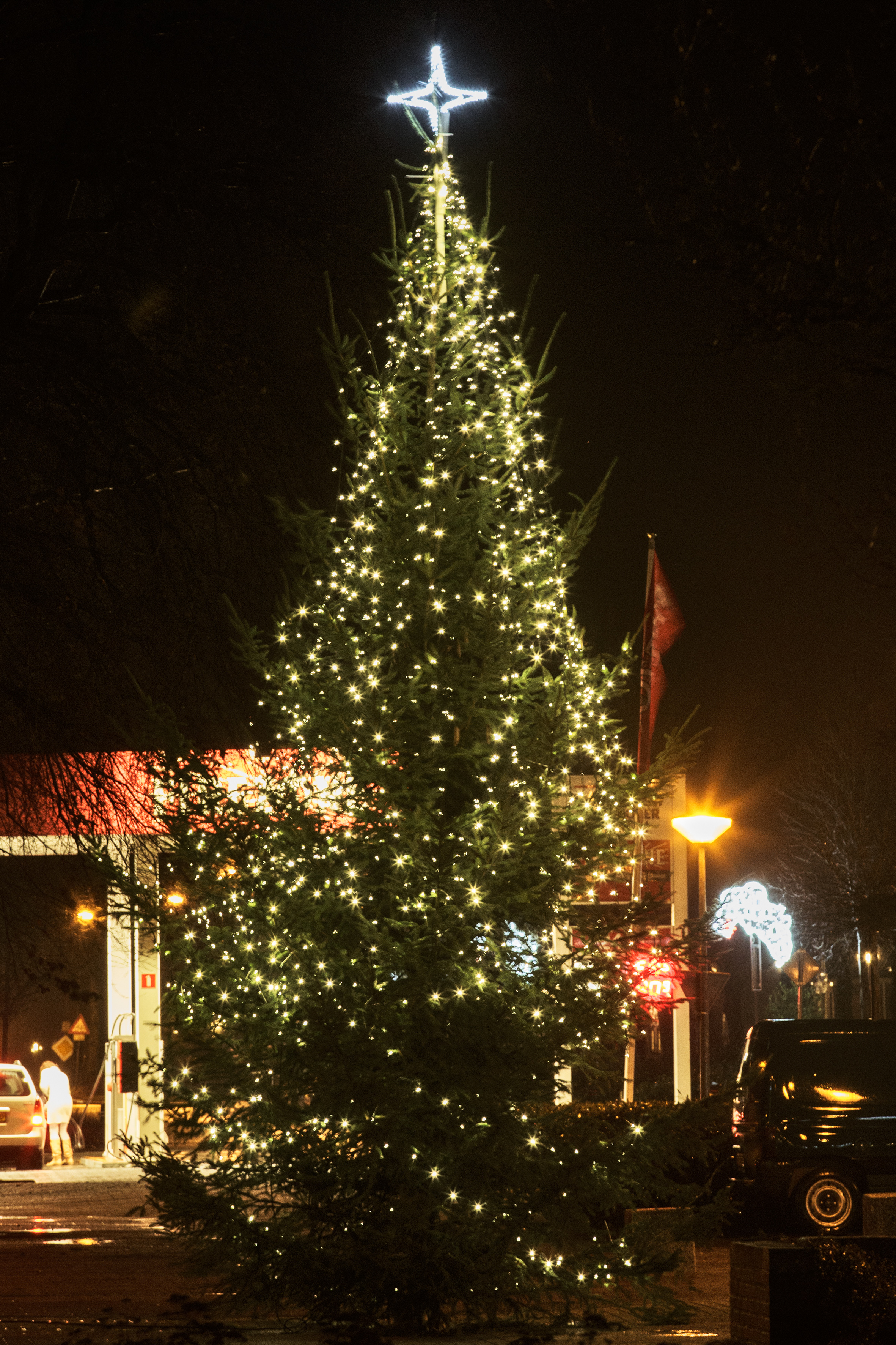 ZEVENHUIZEN / 9-12-2012 / Feestverlichting in de vorm van de provincie en versierde kerstboom, sfeerverlichting in winkelstraat, verzorgd door Wielsma Verlichting Leek  / Foto: Omke Oudeman